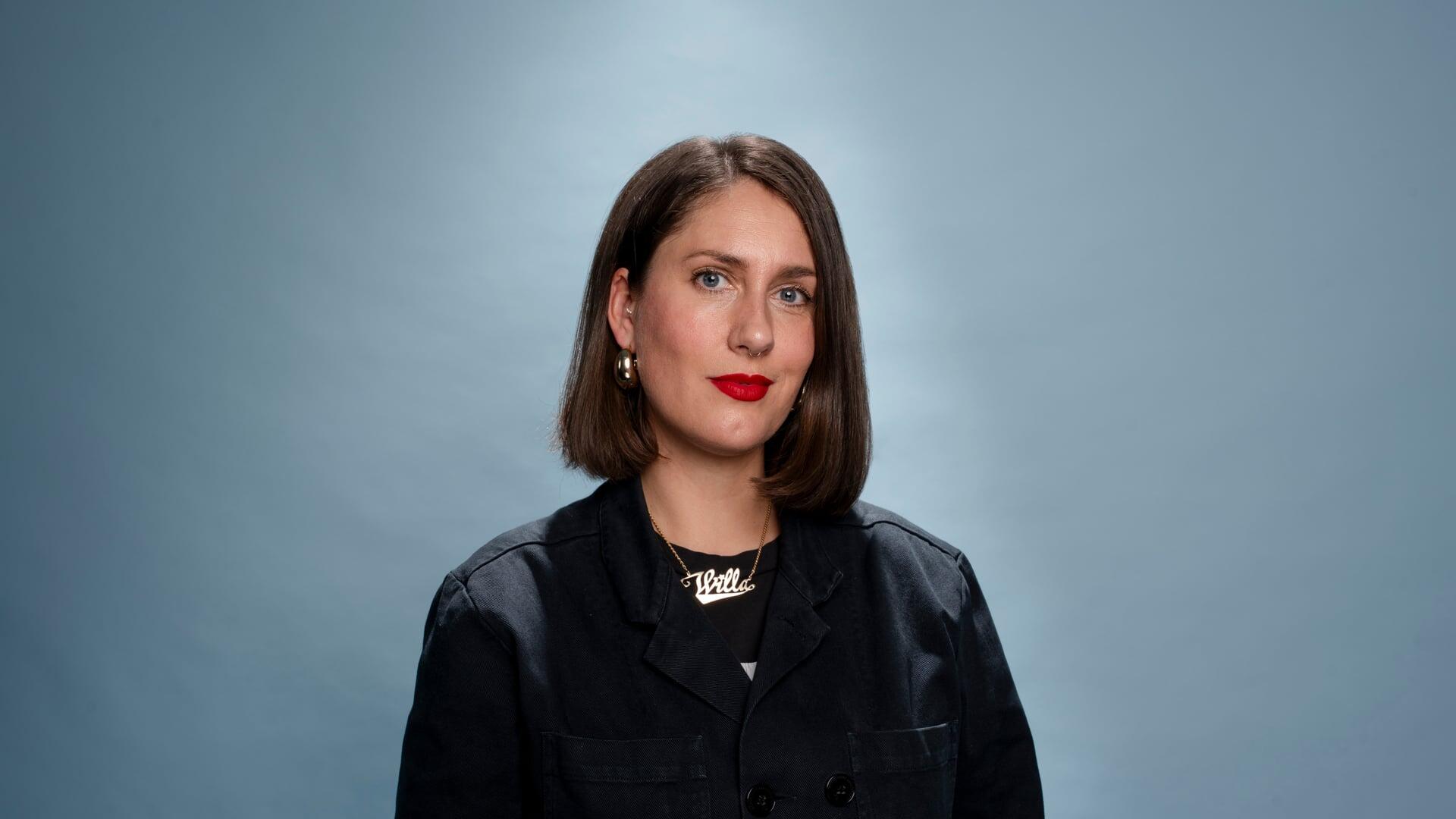 Willa kijkt glimlachend de camera in