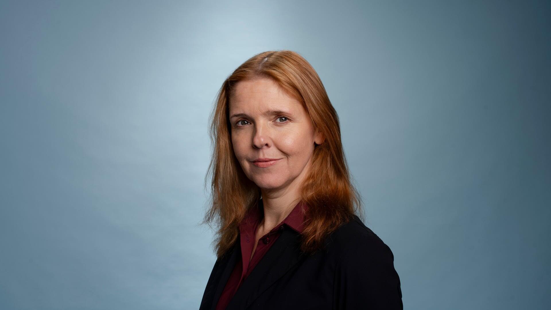 Anne kijkt de camera in