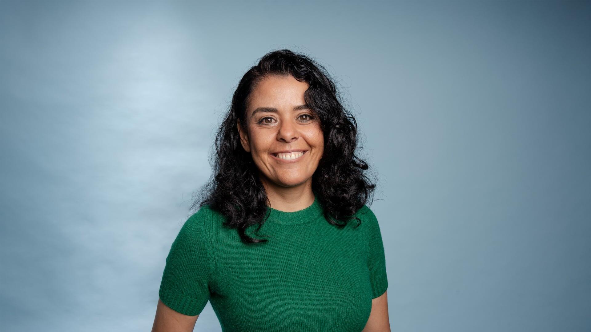 Jamaa kijkt lachende de camera in