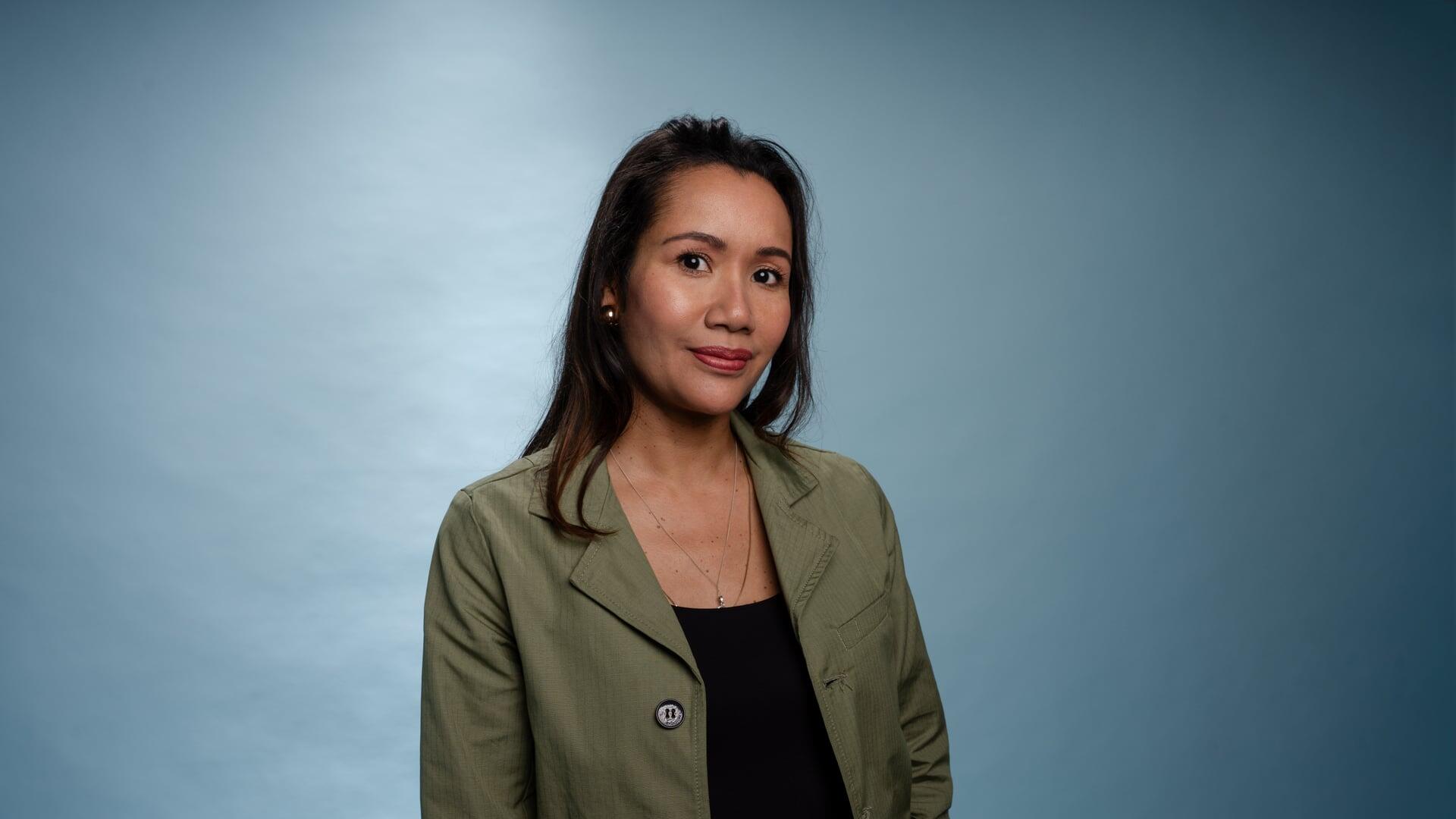 Zippora kijkt schuin, glimlachend de camera in