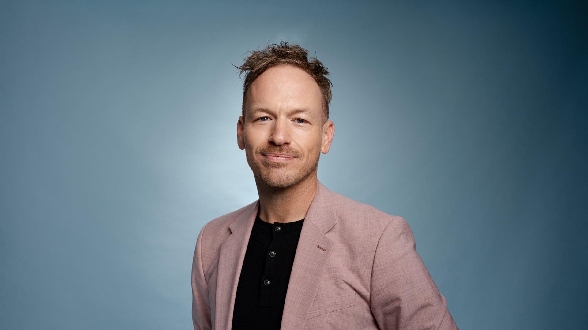 Kris kijkt glimlachend in de camera