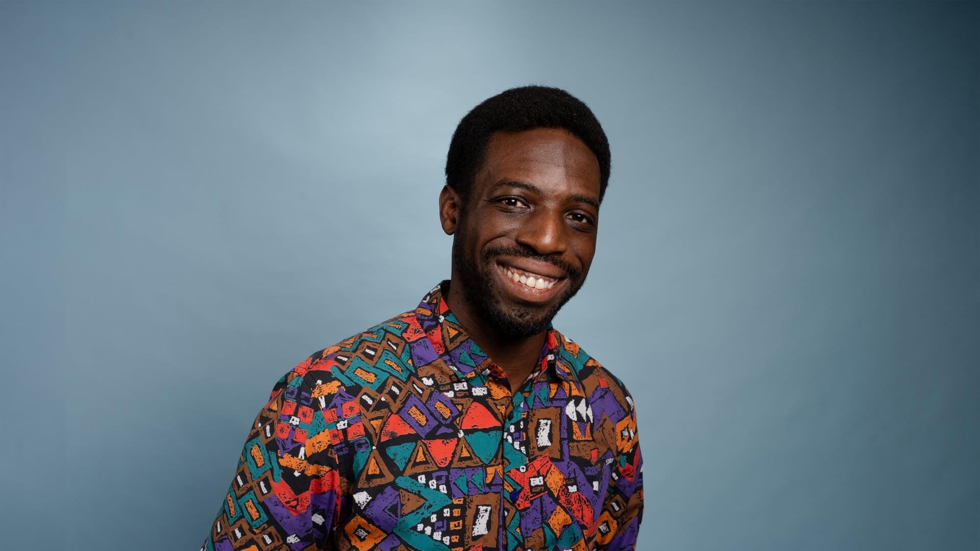 Walter kijkt lachend in de camera