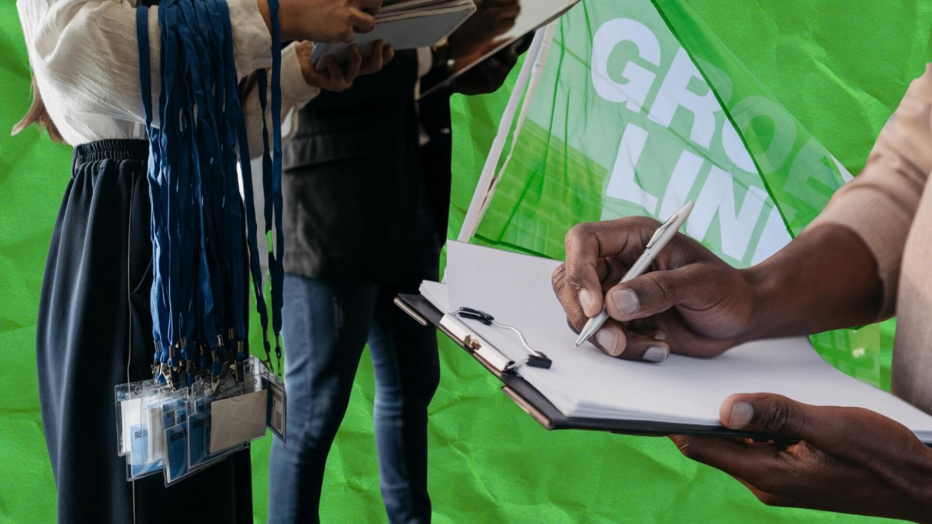 handen met blocnotes voor een groene achtergrond