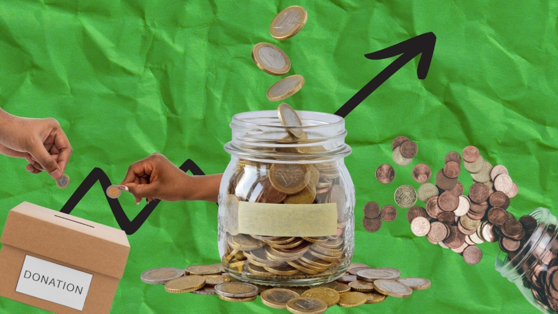 een pot met muntjes voor een groene achtergrond