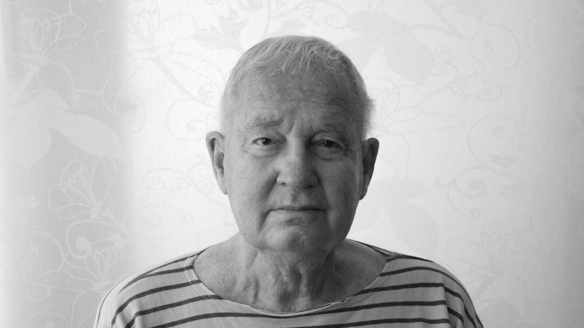 Zwart wit foto van bob op een stoel