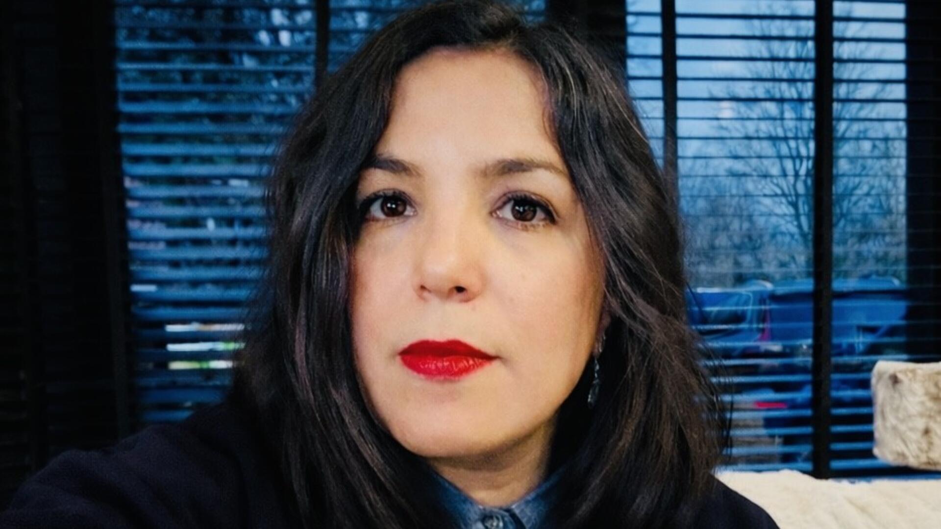 Nadia kijkt serieus de camera in