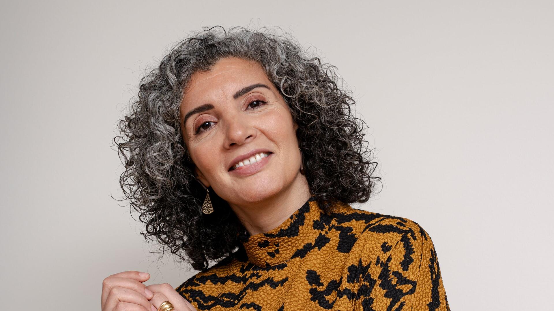 nadia kijkt lachend de camera in 