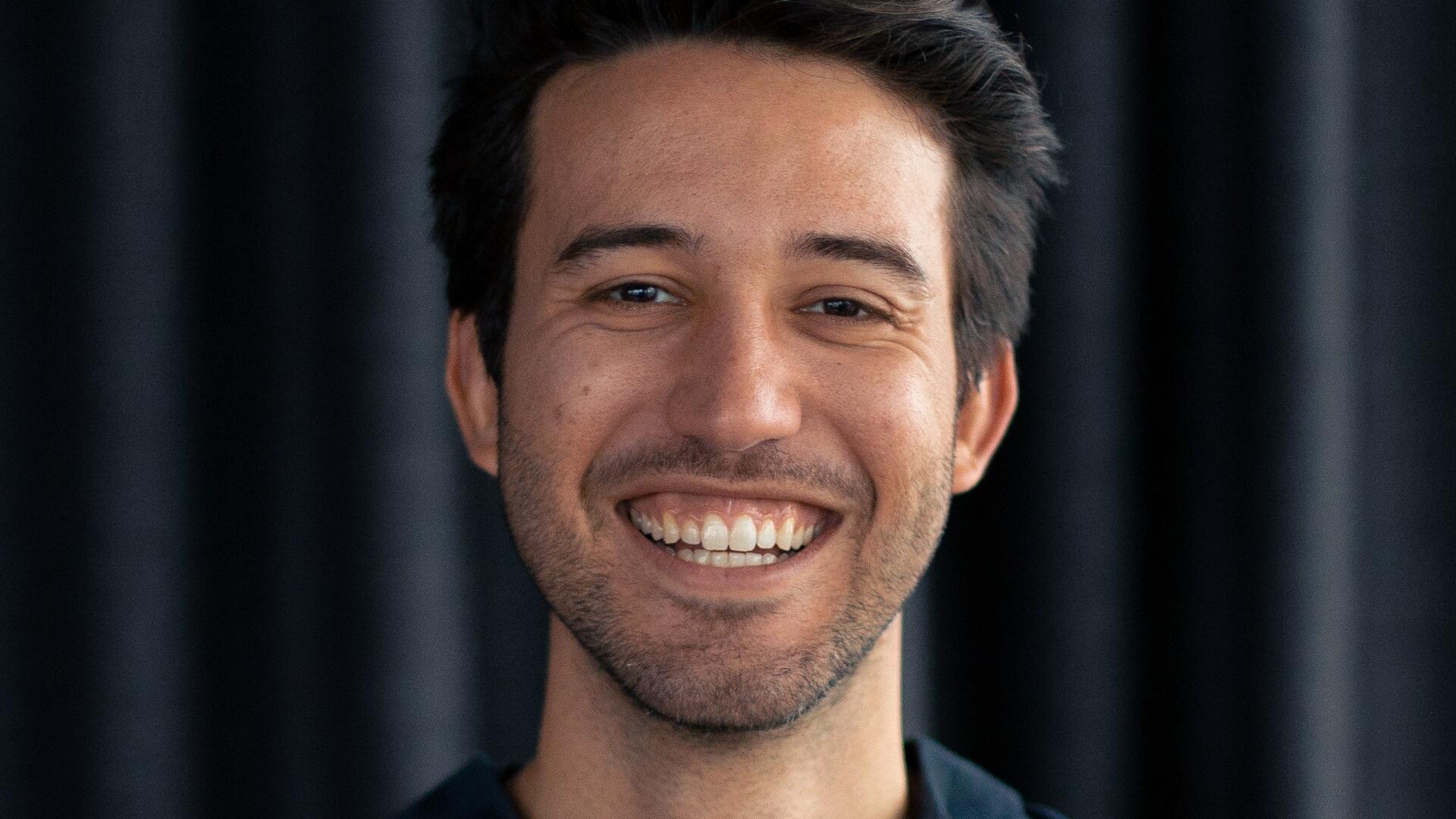 Sami kijkt lachend de camera in