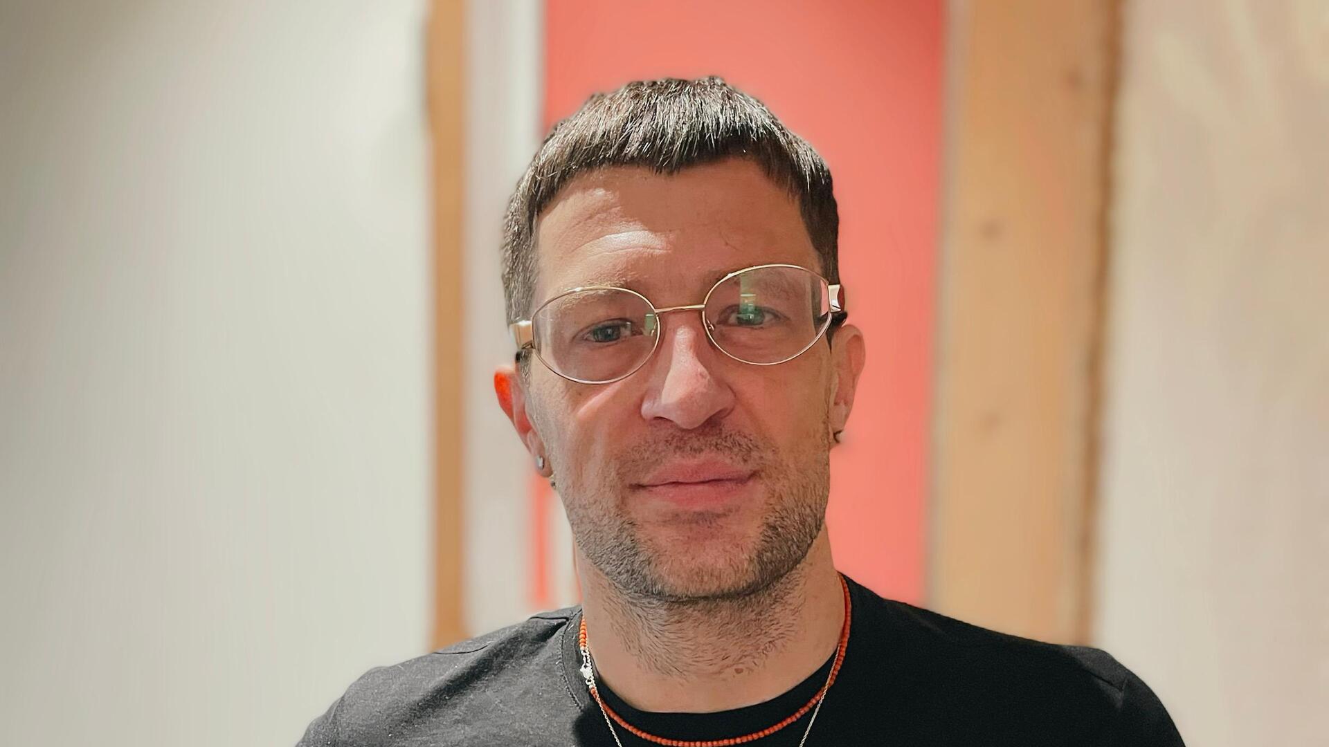 toine staat met zijn handen in zijn zij