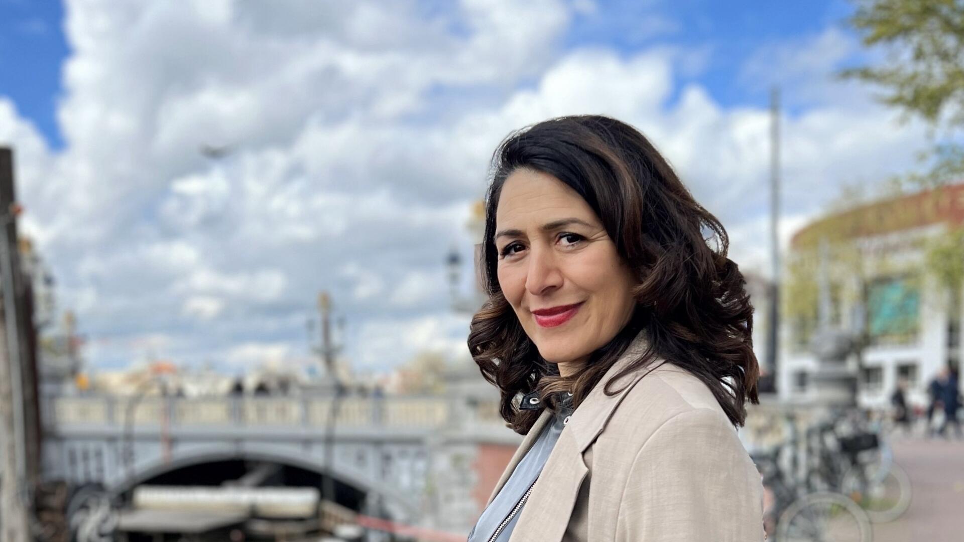 touria kijkt lachend in de camera