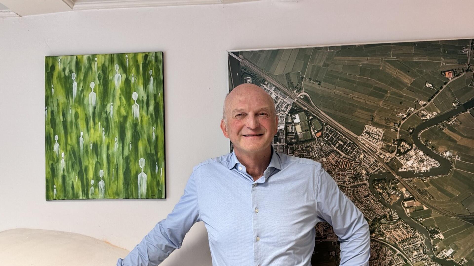 Jan kijkt lachend in de camera