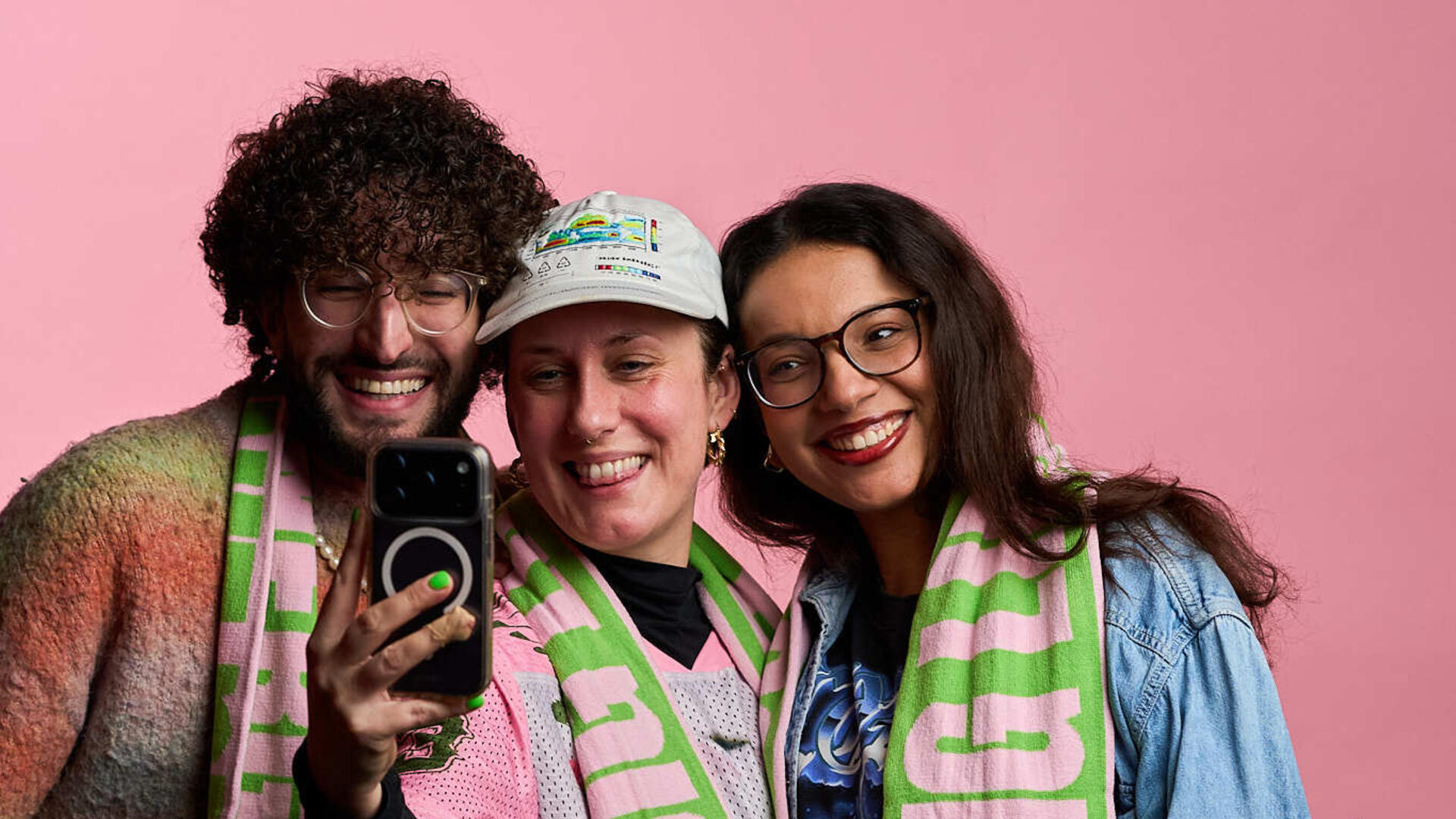 Ayoub, Willa en Imane kijken lachend in de camera