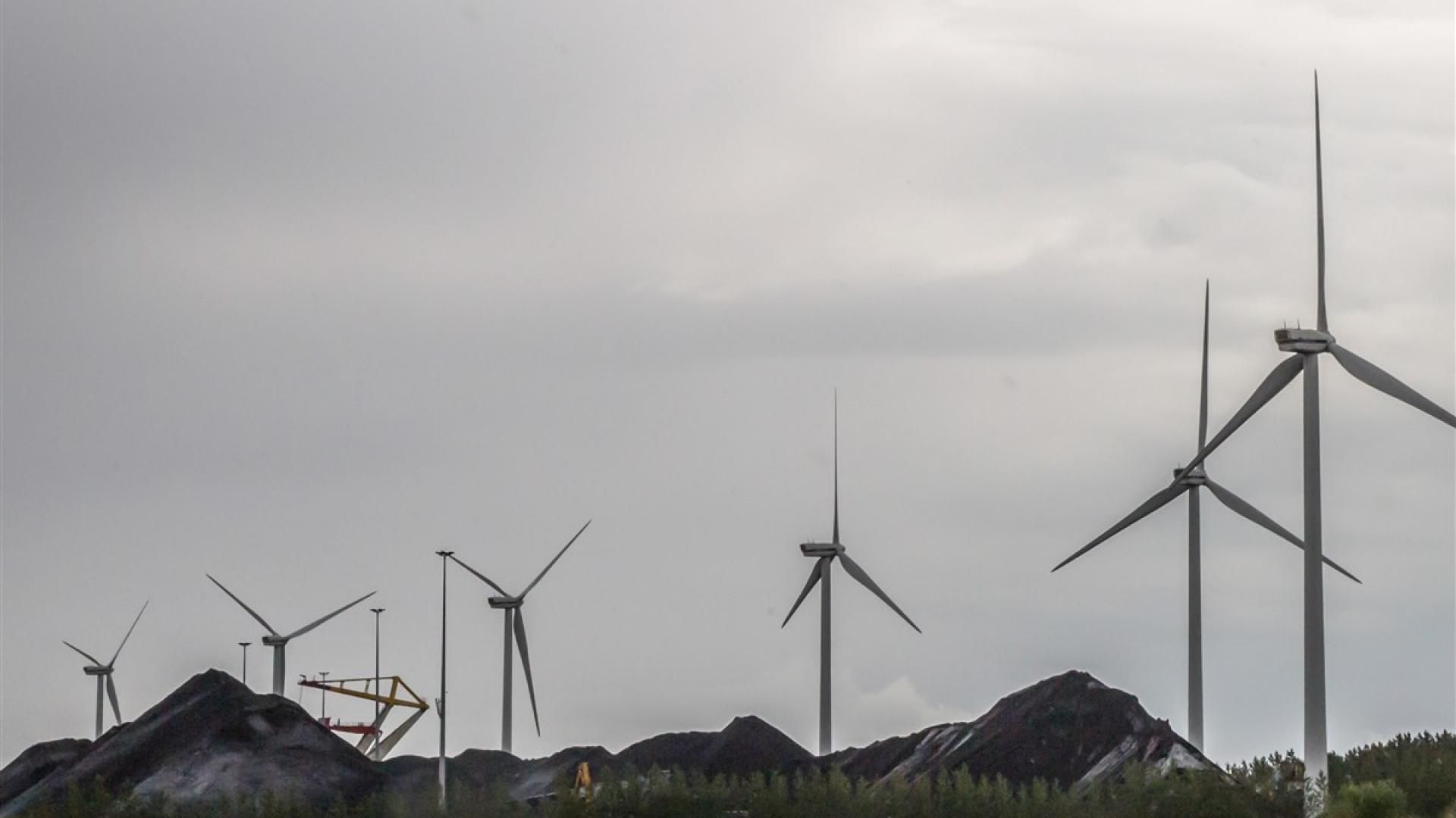 Windmolens en kolenhopen in de haven van Amsterdam