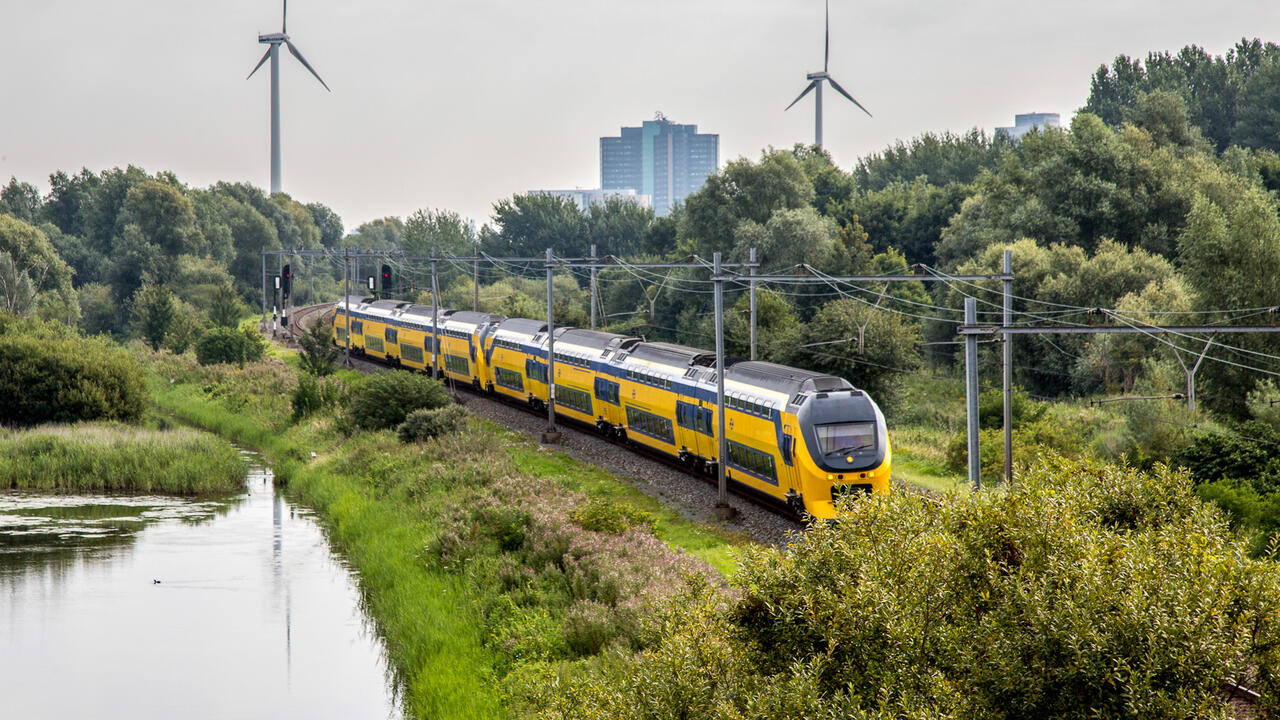 Windmolens en trein in groen