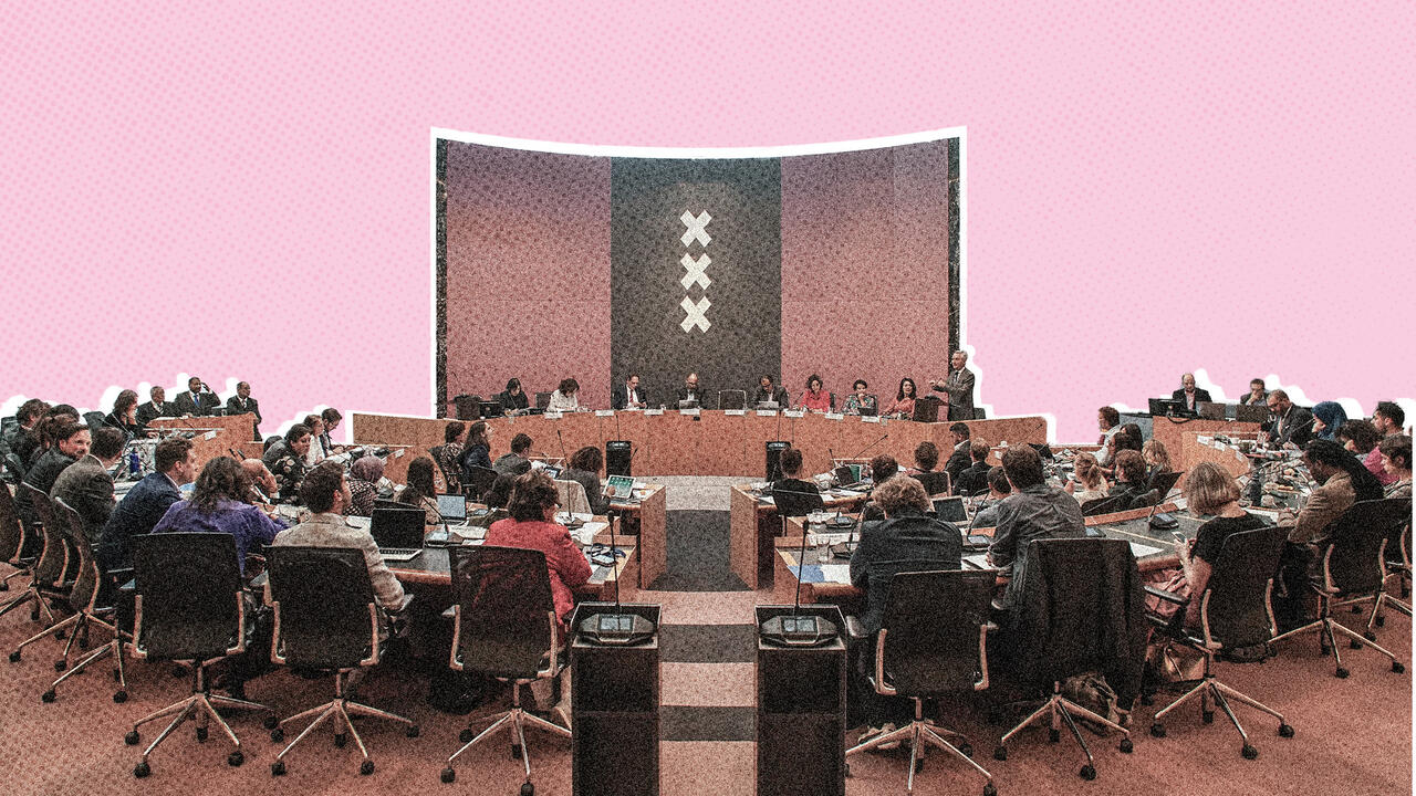 Illustratie met een roze achtergrond, met op de voorgrond een foto van de raadzaal in amsterdam