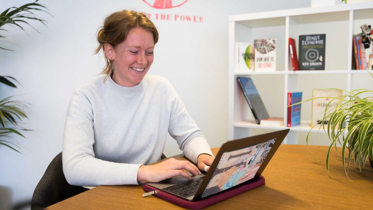 Megan achter haar laptop aan het werk op het kantoor van GroenLinks