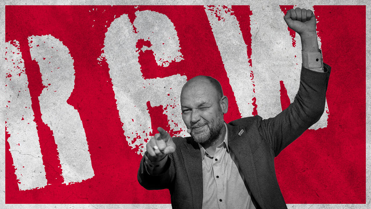 Foto van Rutger met zijn vuist in de lucht met de letters RGW op de achtergrond