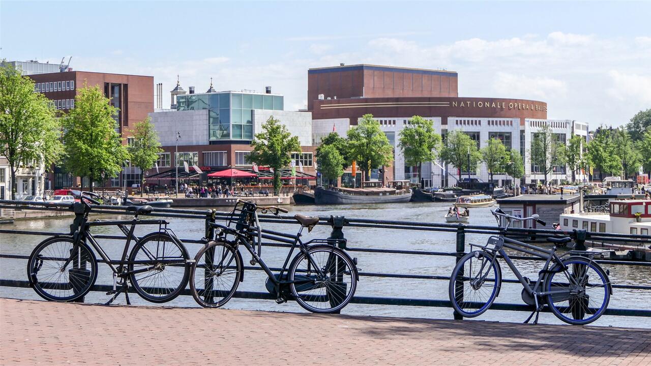 Stopera met fietsen op de voorgrond