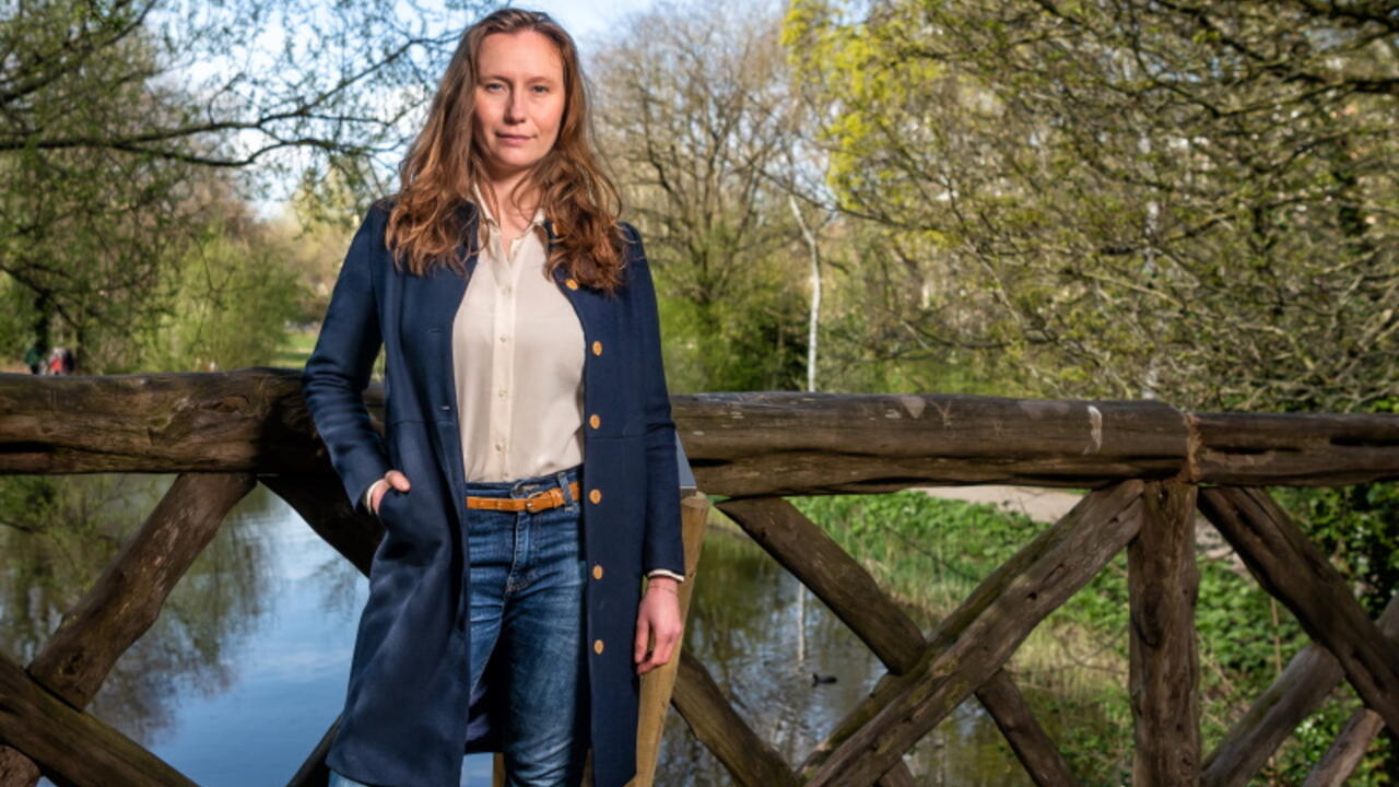 Zita Pels staat op een brug in een park